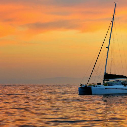 velero-catamaran-atardecer-malaga